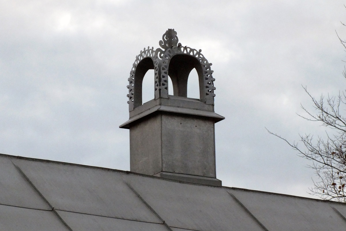 Среди декоративных элементов на богатых фасадах дымник легко теряется. Колпак для трубы, каким бы нарядным он ни был, заметить сложно. Однако наши героини мимо украшений на крышах не проходят. В их фотоколлекции уже более 20 вариантов, найденных в разных городах, в том числе на владимирских улочках.