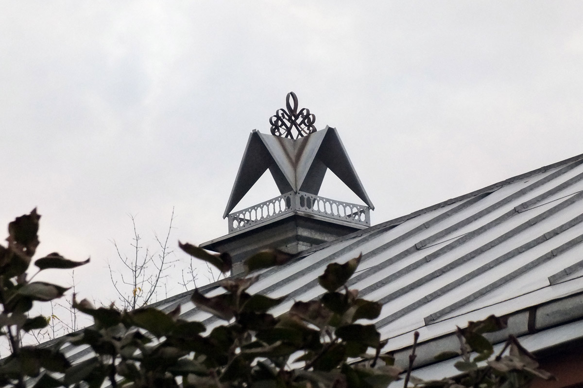 Среди декоративных элементов на богатых фасадах дымник легко теряется. Колпак для трубы, каким бы нарядным он ни был, заметить сложно. Однако наши героини мимо украшений на крышах не проходят. В их фотоколлекции уже более 20 вариантов, найденных в разных городах, в том числе на владимирских улочках.