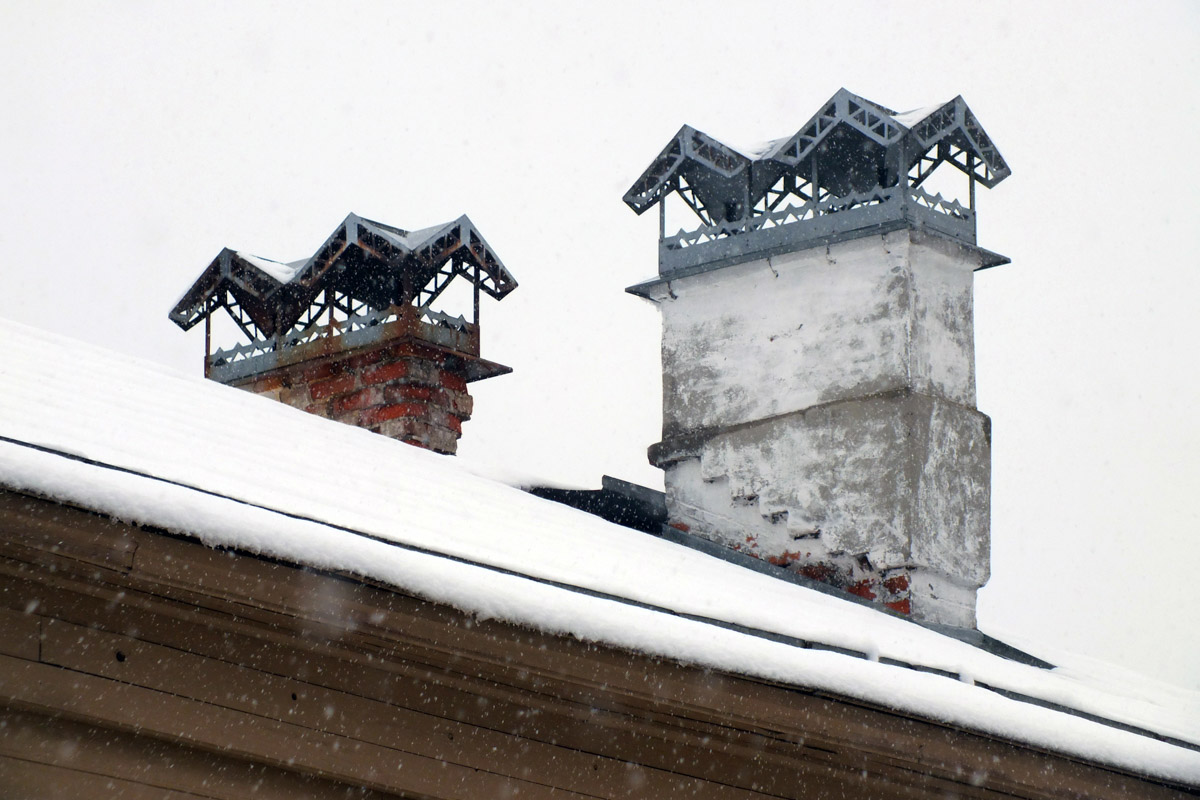 Среди декоративных элементов на богатых фасадах дымник легко теряется. Колпак для трубы, каким бы нарядным он ни был, заметить сложно. Однако наши героини мимо украшений на крышах не проходят. В их фотоколлекции уже более 20 вариантов, найденных в разных городах, в том числе на владимирских улочках.
