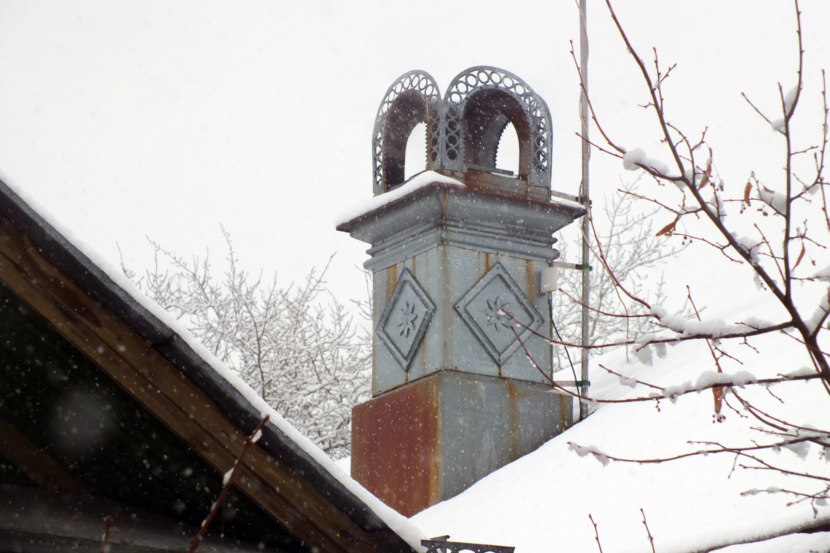 Среди декоративных элементов на богатых фасадах дымник легко теряется. Колпак для трубы, каким бы нарядным он ни был, заметить сложно. Однако наши героини мимо украшений на крышах не проходят. В их фотоколлекции уже более 20 вариантов, найденных в разных городах, в том числе на владимирских улочках.