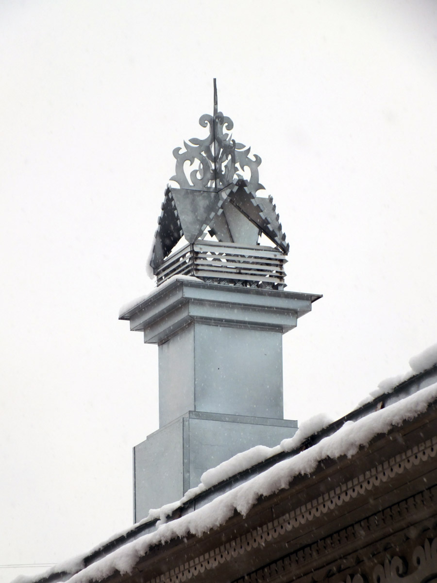 Среди декоративных элементов на богатых фасадах дымник легко теряется. Колпак для трубы, каким бы нарядным он ни был, заметить сложно. Однако наши героини мимо украшений на крышах не проходят. В их фотоколлекции уже более 20 вариантов, найденных в разных городах, в том числе на владимирских улочках.