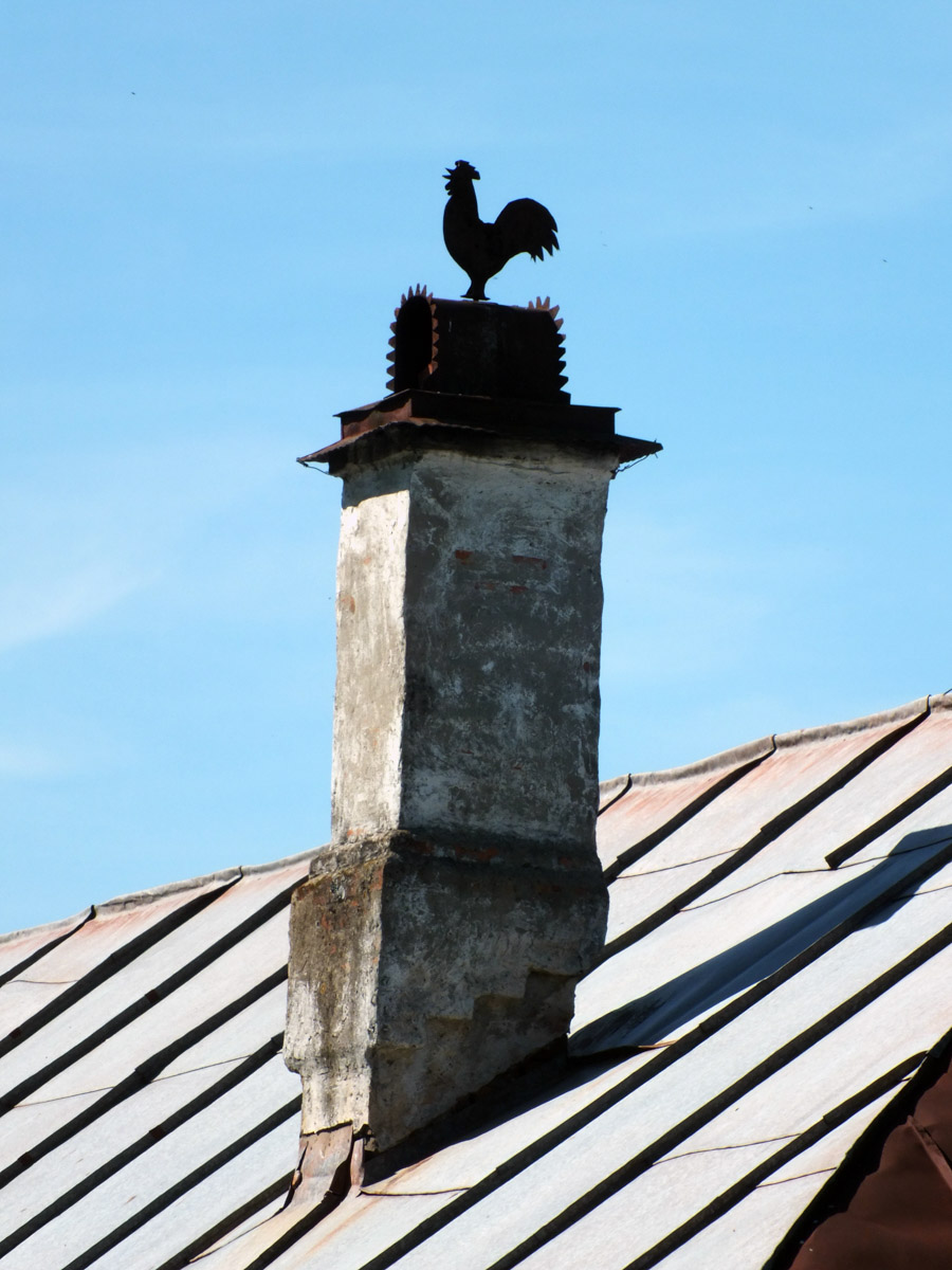 Среди декоративных элементов на богатых фасадах дымник легко теряется. Колпак для трубы, каким бы нарядным он ни был, заметить сложно. Однако наши героини мимо украшений на крышах не проходят. В их фотоколлекции уже более 20 вариантов, найденных в разных городах, в том числе на владимирских улочках.