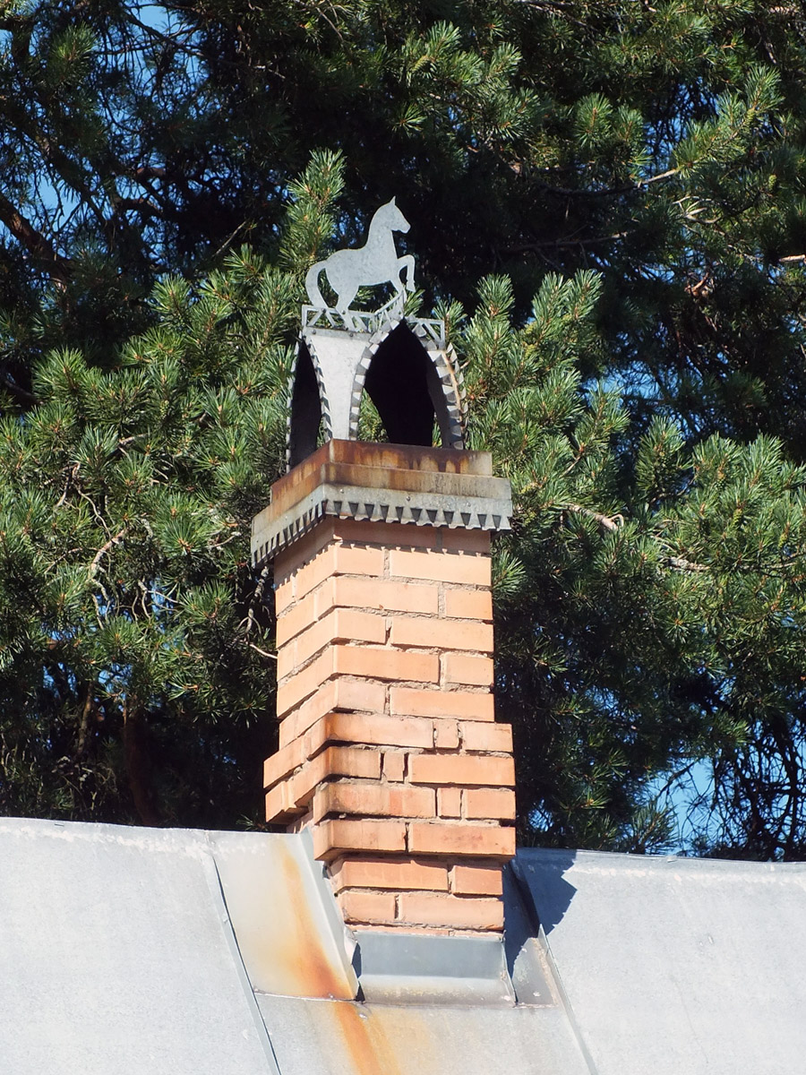 Среди декоративных элементов на богатых фасадах дымник легко теряется. Колпак для трубы, каким бы нарядным он ни был, заметить сложно. Однако наши героини мимо украшений на крышах не проходят. В их фотоколлекции уже более 20 вариантов, найденных в разных городах, в том числе на владимирских улочках.