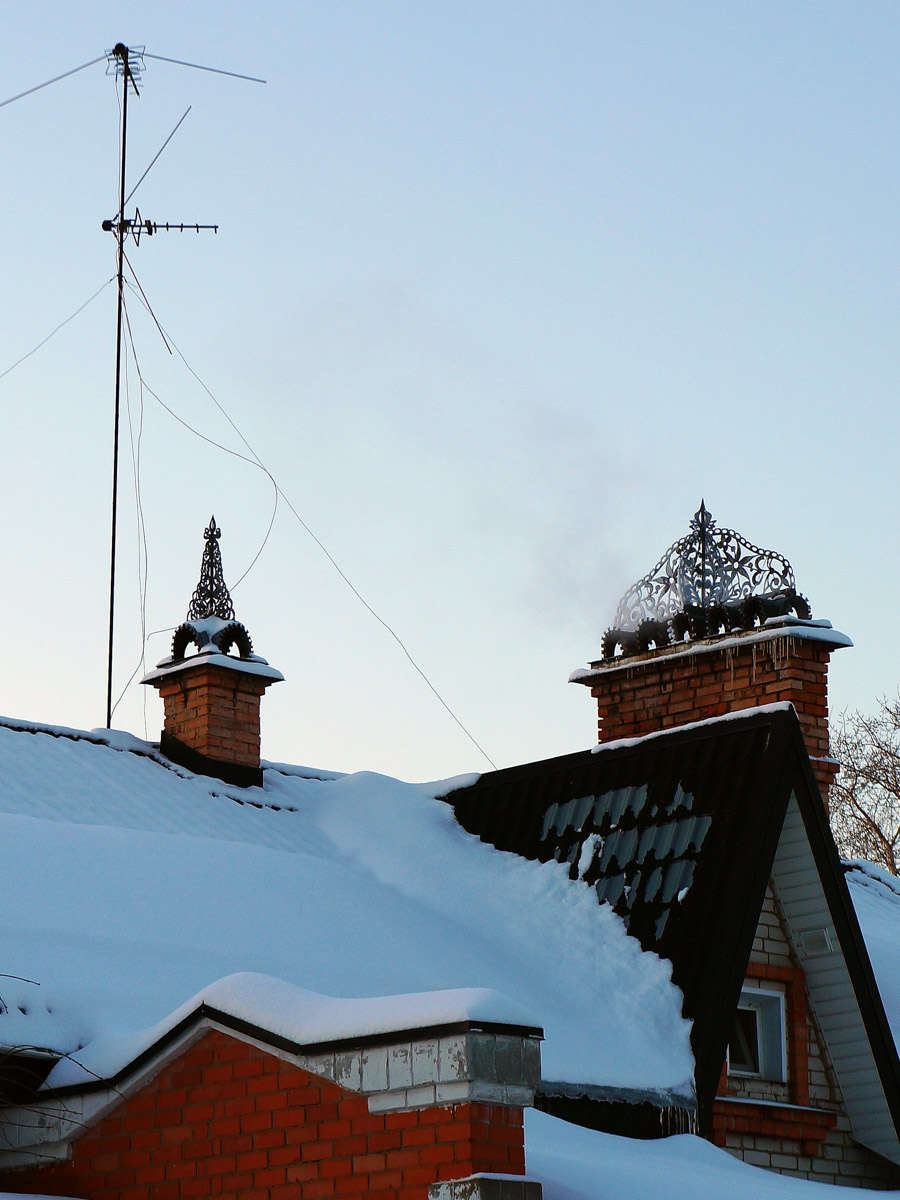 Среди декоративных элементов на богатых фасадах дымник легко теряется. Колпак для трубы, каким бы нарядным он ни был, заметить сложно. Однако наши героини мимо украшений на крышах не проходят. В их фотоколлекции уже более 20 вариантов, найденных в разных городах, в том числе на владимирских улочках.