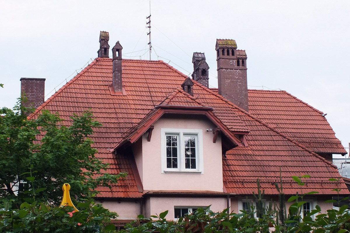 Среди декоративных элементов на богатых фасадах дымник легко теряется. Колпак для трубы, каким бы нарядным он ни был, заметить сложно. Однако наши героини мимо украшений на крышах не проходят. В их фотоколлекции уже более 20 вариантов, найденных в разных городах, в том числе на владимирских улочках.