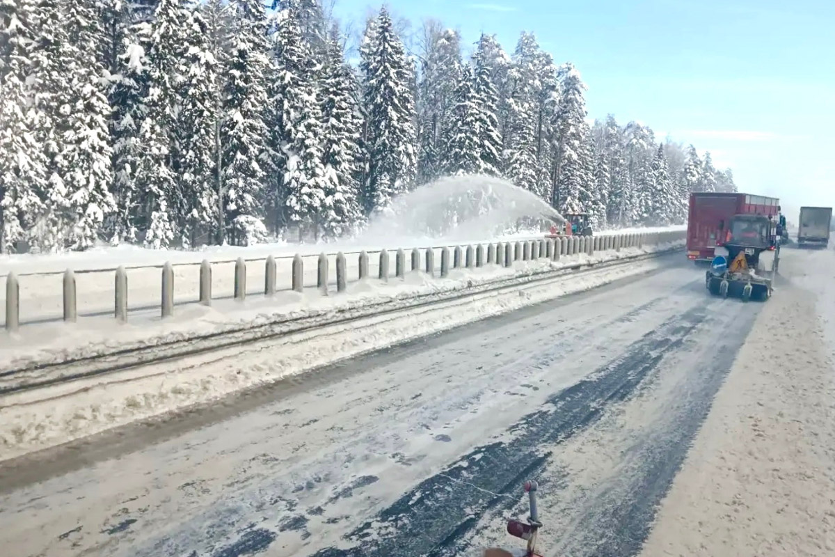 Проезд в общественном транспорте во Владимире с середины апреля может подорожать до 50 рублей. При этом условия в нем вряд ли можно назвать не то что идеальными, а хотя бы сносными. Жители областного центра регулярно жалуются на давку в автобусах, долгое ожидание нужного маршрута на остановках, а теперь еще и холод в троллейбусах. Все эти проблемы обещают решить в скором будущем. Как? Читайте и запоминайте, дабы потом сравнить ожидание и реальность.