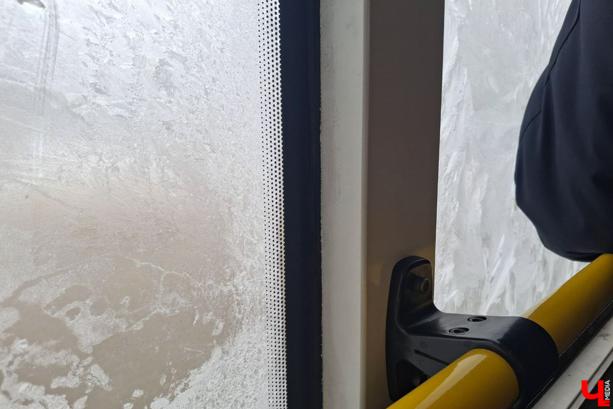 Проезд в общественном транспорте во Владимире с середины апреля может подорожать до 50 рублей. При этом условия в нем вряд ли можно назвать не то что идеальными, а хотя бы сносными. Жители областного центра регулярно жалуются на давку в автобусах, долгое ожидание нужного маршрута на остановках, а теперь еще и холод в троллейбусах. Все эти проблемы обещают решить в скором будущем. Как? Читайте и запоминайте, дабы потом сравнить ожидание и реальность.