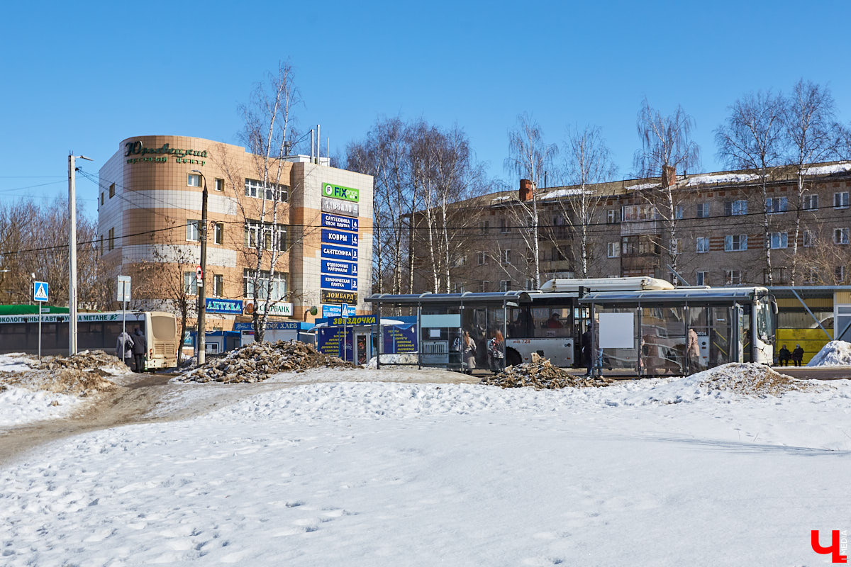 Проезд в общественном транспорте во Владимире с середины апреля может подорожать до 50 рублей. При этом условия в нем вряд ли можно назвать не то что идеальными, а хотя бы сносными. Жители областного центра регулярно жалуются на давку в автобусах, долгое ожидание нужного маршрута на остановках, а теперь еще и холод в троллейбусах. Все эти проблемы обещают решить в скором будущем. Как? Читайте и запоминайте, дабы потом сравнить ожидание и реальность.