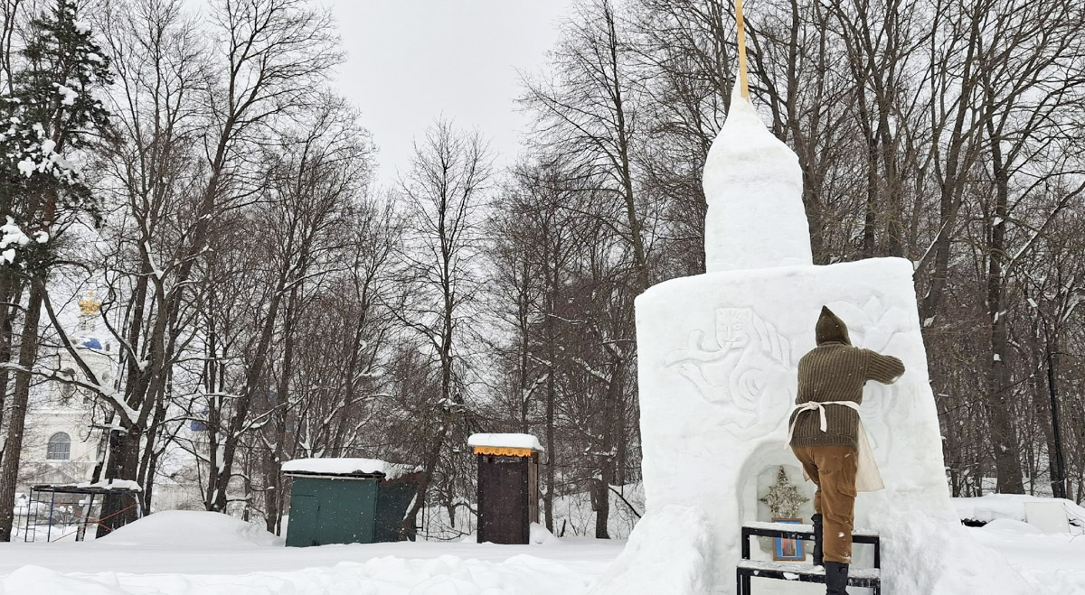 В Боголюбове появилась ледяная мини-копия храма Покрова на Нерли. Ее высота — около четырех метров, на строительство ушло 20 кубов снега и полторы тонны воды. Работы продолжались почти две недели и завершились росписью стен. «Ключ-Медиа» узнал, кто и зачем порадовал местных жителей и туристов необычным арт-объектом.