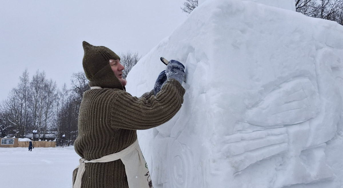 В Боголюбове появилась ледяная мини-копия храма Покрова на Нерли. Ее высота — около четырех метров, на строительство ушло 20 кубов снега и полторы тонны воды. Работы продолжались почти две недели и завершились росписью стен. «Ключ-Медиа» узнал, кто и зачем порадовал местных жителей и туристов необычным арт-объектом.