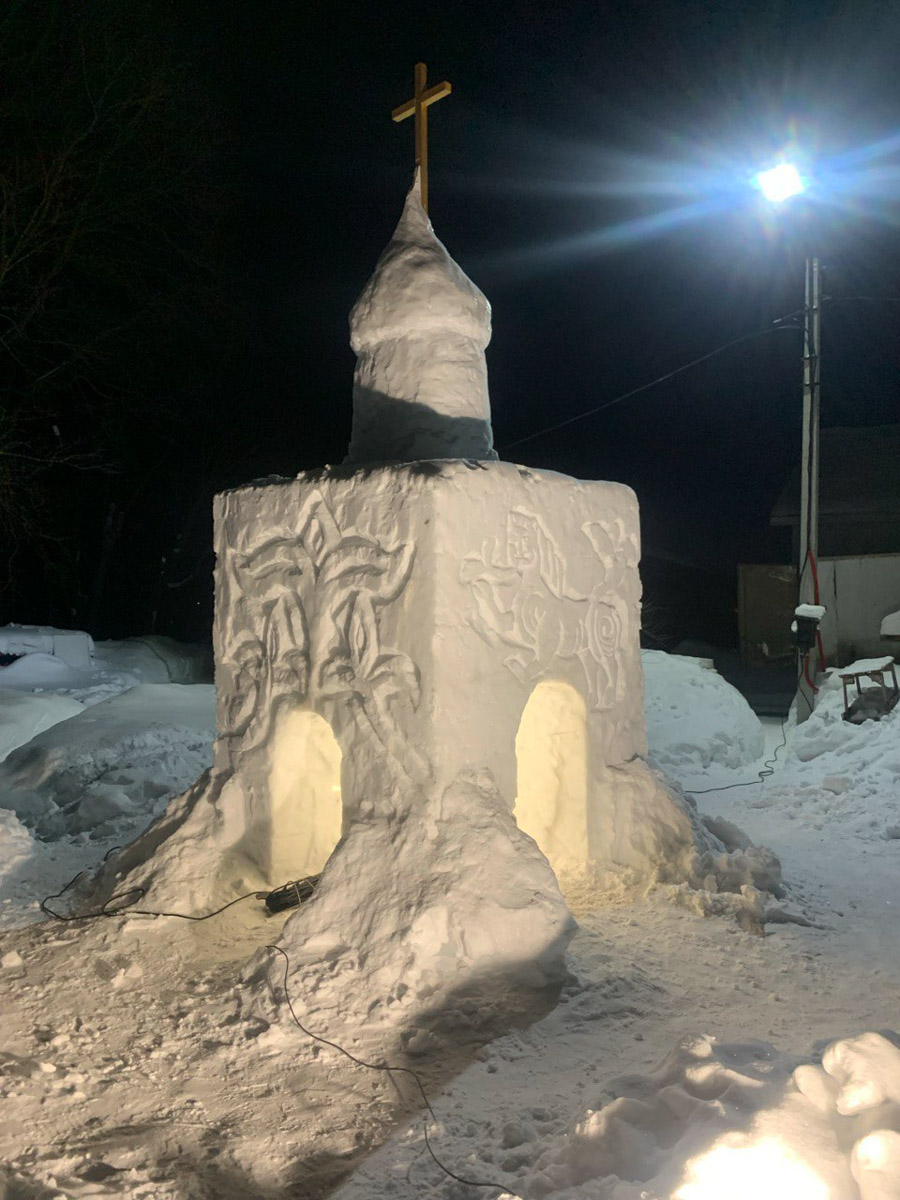 В Боголюбове появилась ледяная мини-копия храма Покрова на Нерли. Ее высота — около четырех метров, на строительство ушло 20 кубов снега и полторы тонны воды. Работы продолжались почти две недели и завершились росписью стен. «Ключ-Медиа» узнал, кто и зачем порадовал местных жителей и туристов необычным арт-объектом.