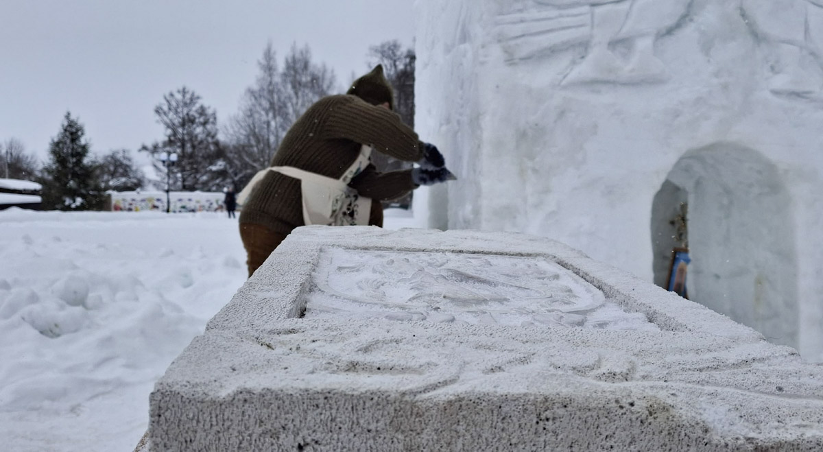 В Боголюбове появилась ледяная мини-копия храма Покрова на Нерли. Ее высота — около четырех метров, на строительство ушло 20 кубов снега и полторы тонны воды. Работы продолжались почти две недели и завершились росписью стен. «Ключ-Медиа» узнал, кто и зачем порадовал местных жителей и туристов необычным арт-объектом.