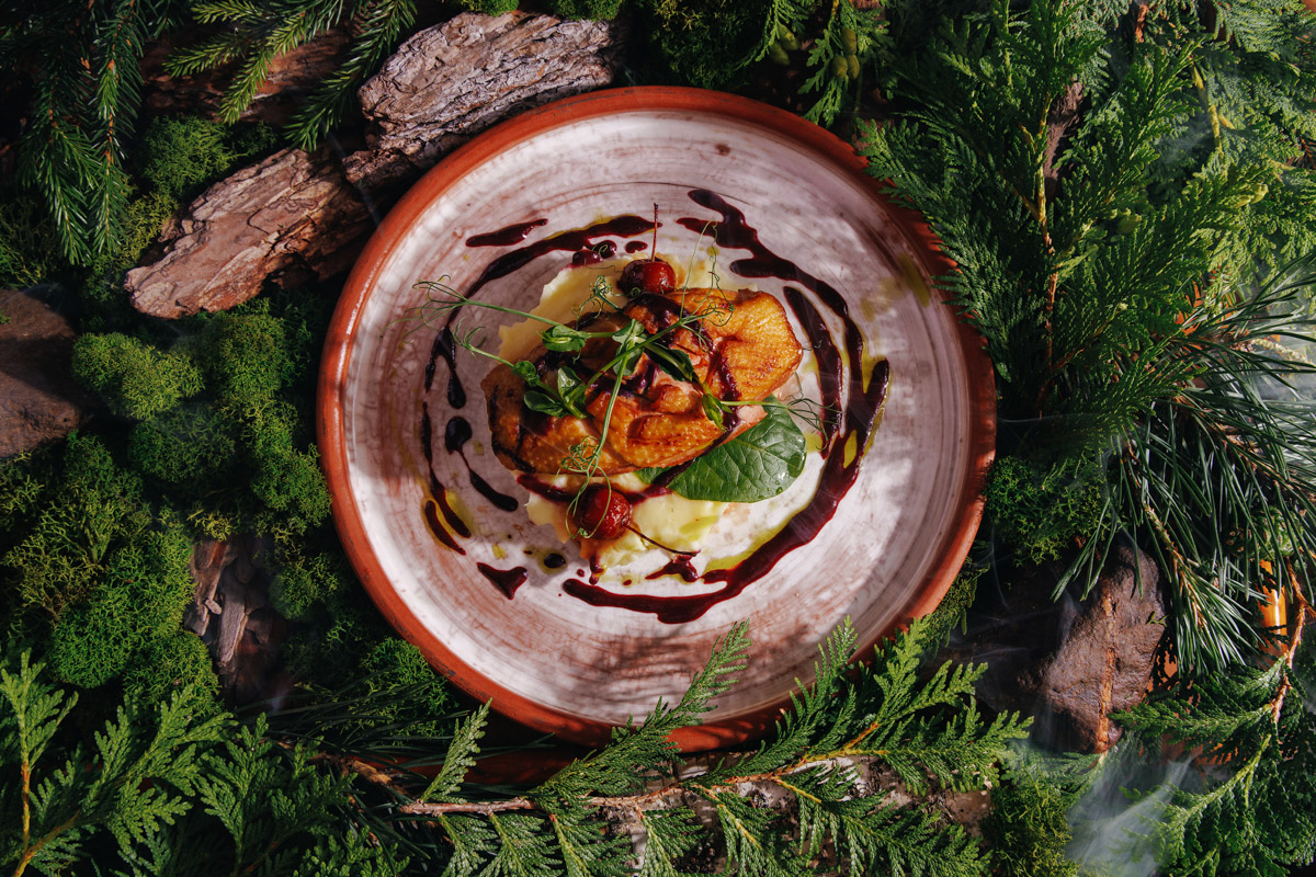 На берегу реки в экоотеле «Горячие ключи» появилось пространство, где история встретилась с современностью. Ресторан «Бревна» — это одновременно гастрономическая точка притяжения и готовая площадка для проведения мероприятий, созданная по канонам нового времени.