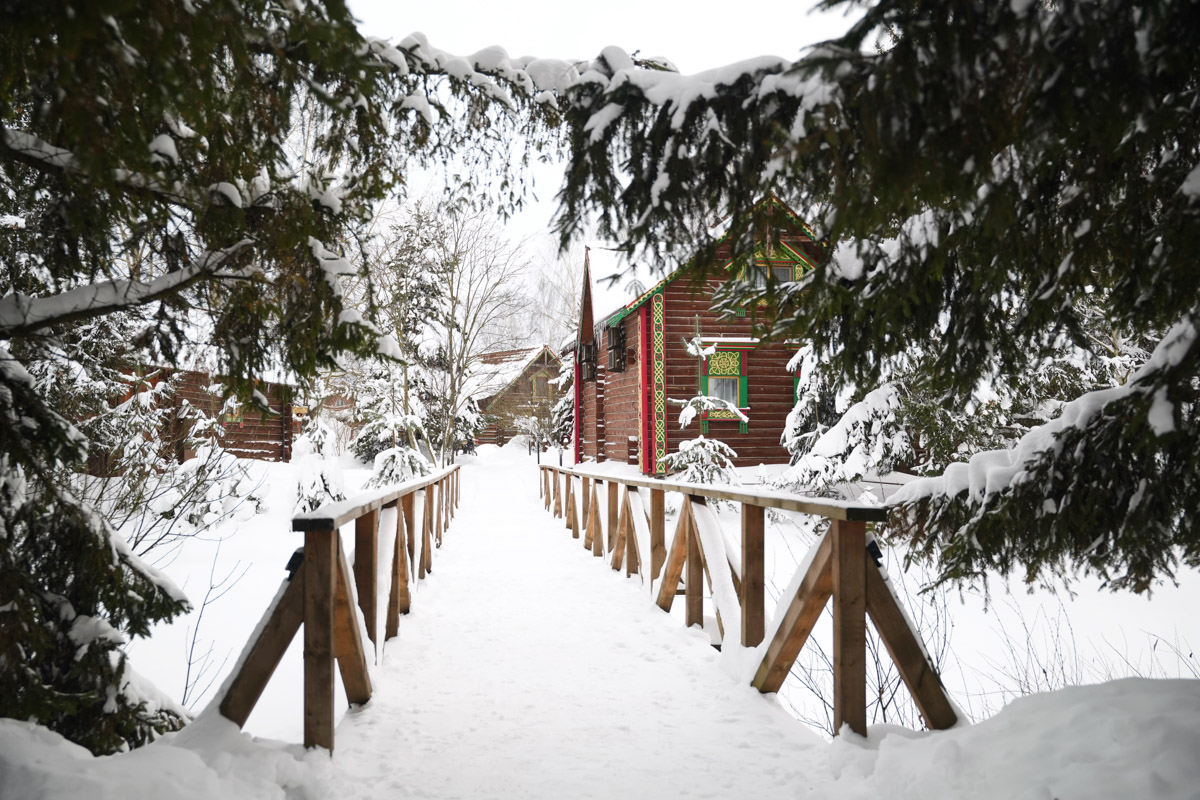 На берегу реки в экоотеле «Горячие ключи» появилось пространство, где история встретилась с современностью. Ресторан «Бревна» — это одновременно гастрономическая точка притяжения и готовая площадка для проведения мероприятий, созданная по канонам нового времени.