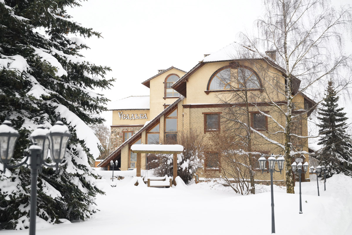 На берегу реки в экоотеле «Горячие ключи» появилось пространство, где история встретилась с современностью. Ресторан «Бревна» — это одновременно гастрономическая точка притяжения и готовая площадка для проведения мероприятий, созданная по канонам нового времени.