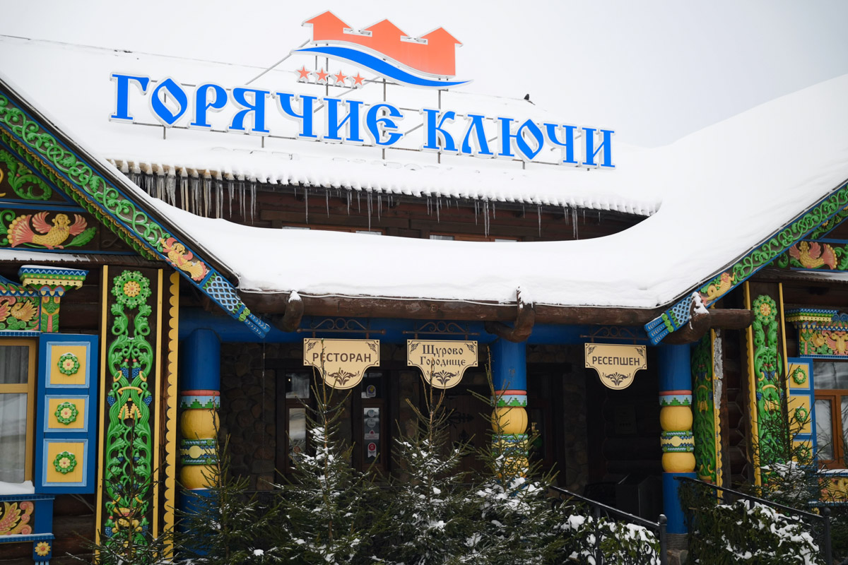 На берегу реки в экоотеле «Горячие ключи» появилось пространство, где история встретилась с современностью. Ресторан «Бревна» — это одновременно гастрономическая точка притяжения и готовая площадка для проведения мероприятий, созданная по канонам нового времени.