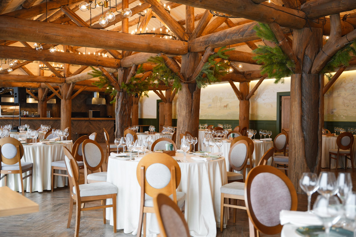 На берегу реки в экоотеле «Горячие ключи» появилось пространство, где история встретилась с современностью. Ресторан «Бревна» — это одновременно гастрономическая точка притяжения и готовая площадка для проведения мероприятий, созданная по канонам нового времени.