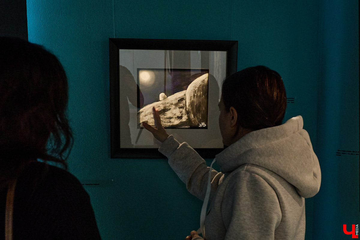 К 135-летию Михаила Булгакова в культурном пространстве «Галерея 4-6» открылась выставка, посвященная самому яркому произведению писателя. «Ключ-Медиа» прошел по выстроенным художниками смысловым лабиринтам и взглянул на роман «Мастер и Маргарита» другими глазами.