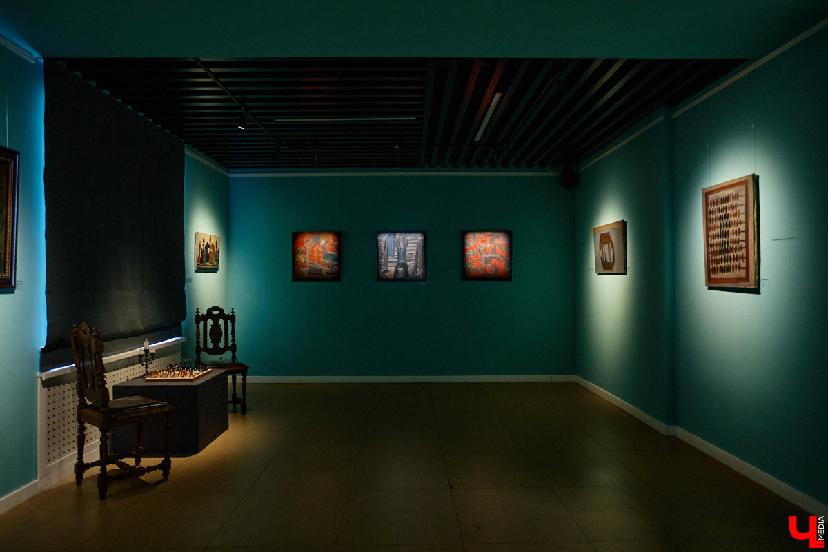 К 135-летию Михаила Булгакова в культурном пространстве «Галерея 4-6» открылась выставка, посвященная самому яркому произведению писателя. «Ключ-Медиа» прошел по выстроенным художниками смысловым лабиринтам и взглянул на роман «Мастер и Маргарита» другими глазами.