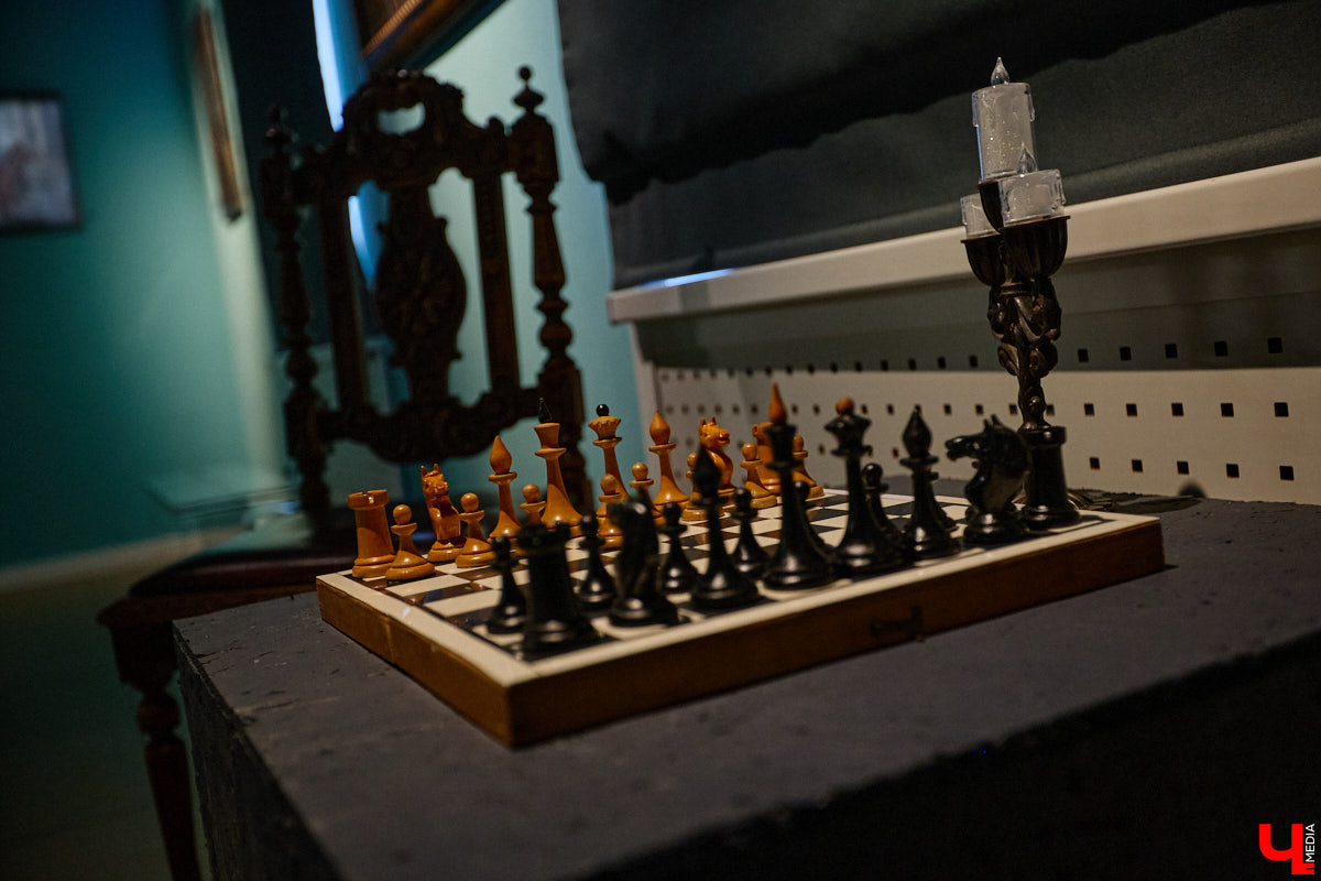 К 135-летию Михаила Булгакова в культурном пространстве «Галерея 4-6» открылась выставка, посвященная самому яркому произведению писателя. «Ключ-Медиа» прошел по выстроенным художниками смысловым лабиринтам и взглянул на роман «Мастер и Маргарита» другими глазами.