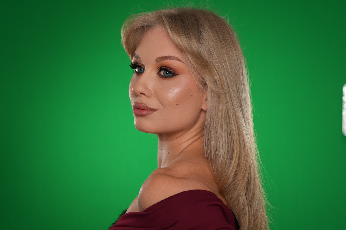 Алена Жигарева получила свой первый миллион просмотров совсем недавно, хотя в блогинге она аж с 2018 года. Поначалу в ее профиле преобладали фото из фитнес-залов Владимира и Москвы, а также бизнес-съемки для крупных спортивных брендов. Потом произошло внезапное затишье на три года, а после — яркое возвращение, но уже в совершенно другом амплуа. По своему тернистому пути к успеху девушка провела корреспондента «Ключ-Медиа».