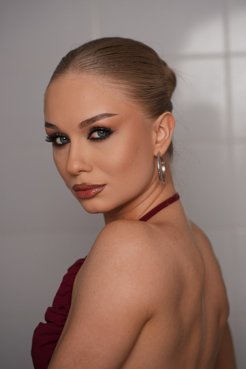 Алена Жигарева получила свой первый миллион просмотров совсем недавно, хотя в блогинге она аж с 2018 года. Поначалу в ее профиле преобладали фото из фитнес-залов Владимира и Москвы, а также бизнес-съемки для крупных спортивных брендов. Потом произошло внезапное затишье на три года, а после — яркое возвращение, но уже в совершенно другом амплуа. По своему тернистому пути к успеху девушка провела корреспондента «Ключ-Медиа».