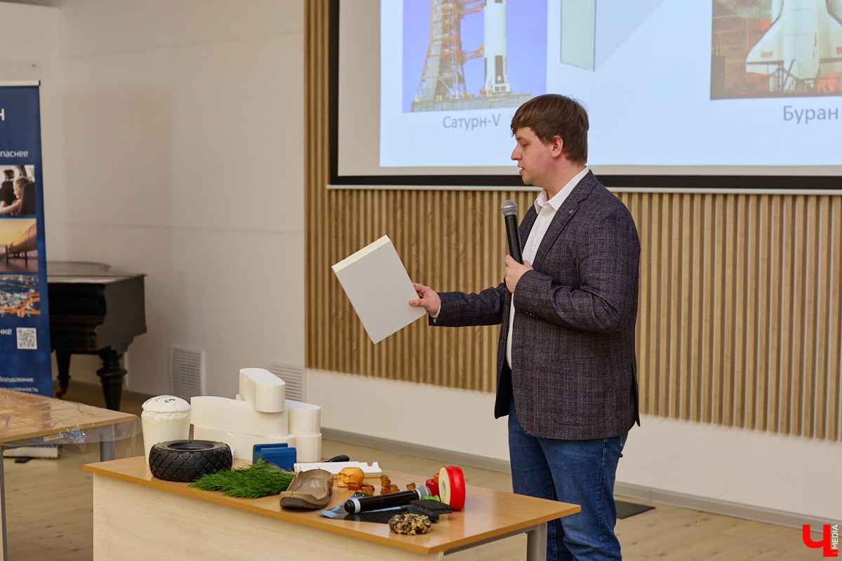 День науки — отличный повод узнать что-то новое. Специалисты компании «Дау Изолан» не остались в стороне и в стенах областной научной библиотеки на Дзержинского наглядно показали тем, кому только предстоит выбрать свою профессию, как из обычных компонентов рождаются полиуретаны — удивительные материалы с уникальными свойствами. 