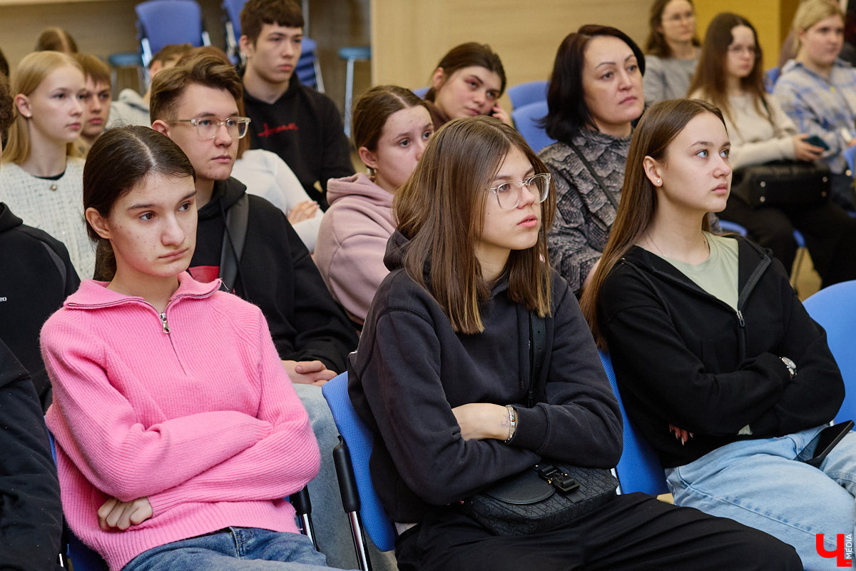 День науки — отличный повод узнать что-то новое. Специалисты компании «Дау Изолан» не остались в стороне и в стенах областной научной библиотеки на Дзержинского наглядно показали тем, кому только предстоит выбрать свою профессию, как из обычных компонентов рождаются полиуретаны — удивительные материалы с уникальными свойствами. 