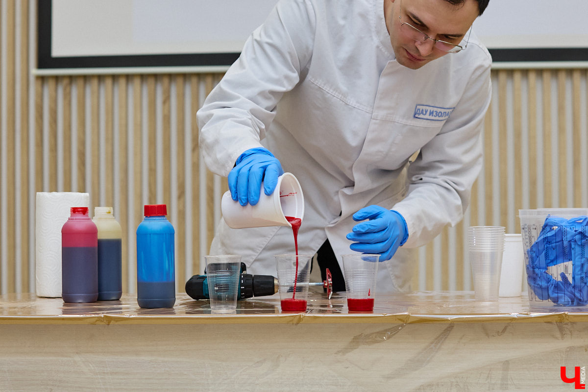 День науки — отличный повод узнать что-то новое. Специалисты компании «Дау Изолан» не остались в стороне и в стенах областной научной библиотеки на Дзержинского наглядно показали тем, кому только предстоит выбрать свою профессию, как из обычных компонентов рождаются полиуретаны — удивительные материалы с уникальными свойствами. 