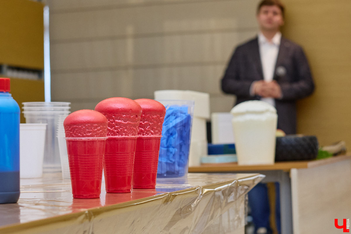 День науки — отличный повод узнать что-то новое. Специалисты компании «Дау Изолан» не остались в стороне и в стенах областной научной библиотеки на Дзержинского наглядно показали тем, кому только предстоит выбрать свою профессию, как из обычных компонентов рождаются полиуретаны — удивительные материалы с уникальными свойствами. 
