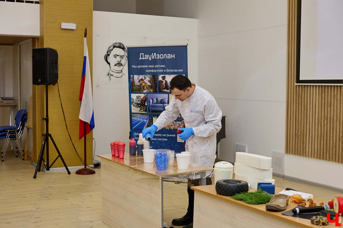 День науки — отличный повод узнать что-то новое. Специалисты компании «Дау Изолан» не остались в стороне и в стенах областной научной библиотеки на Дзержинского наглядно показали тем, кому только предстоит выбрать свою профессию, как из обычных компонентов рождаются полиуретаны — удивительные материалы с уникальными свойствами. 