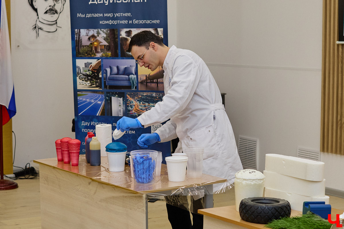 День науки — отличный повод узнать что-то новое. Специалисты компании «Дау Изолан» не остались в стороне и в стенах областной научной библиотеки на Дзержинского наглядно показали тем, кому только предстоит выбрать свою профессию, как из обычных компонентов рождаются полиуретаны — удивительные материалы с уникальными свойствами. 