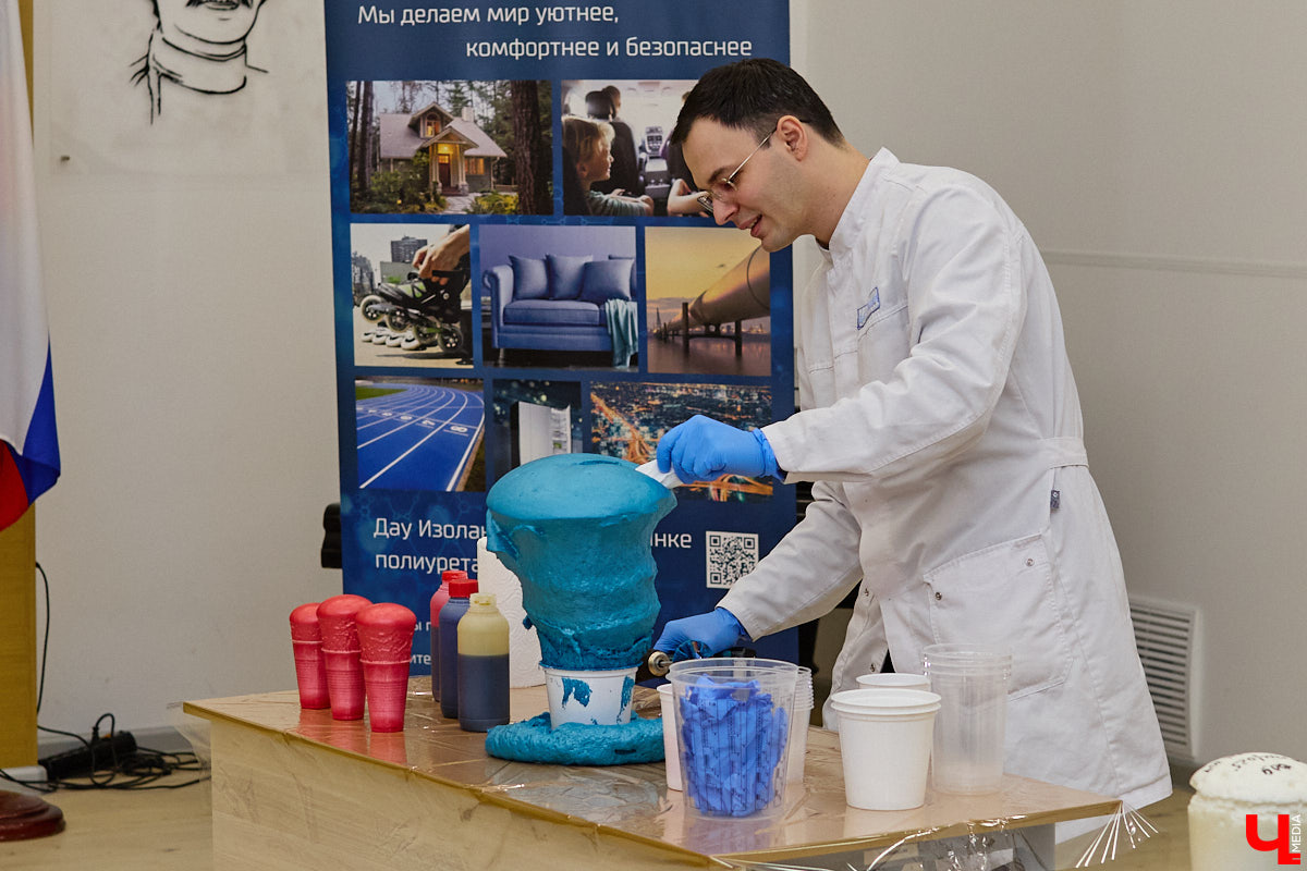 День науки — отличный повод узнать что-то новое. Специалисты компании «Дау Изолан» не остались в стороне и в стенах областной научной библиотеки на Дзержинского наглядно показали тем, кому только предстоит выбрать свою профессию, как из обычных компонентов рождаются полиуретаны — удивительные материалы с уникальными свойствами. 