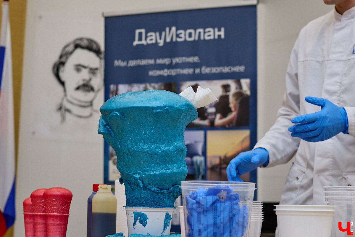 День науки — отличный повод узнать что-то новое. Специалисты компании «Дау Изолан» не остались в стороне и в стенах областной научной библиотеки на Дзержинского наглядно показали тем, кому только предстоит выбрать свою профессию, как из обычных компонентов рождаются полиуретаны — удивительные материалы с уникальными свойствами. 