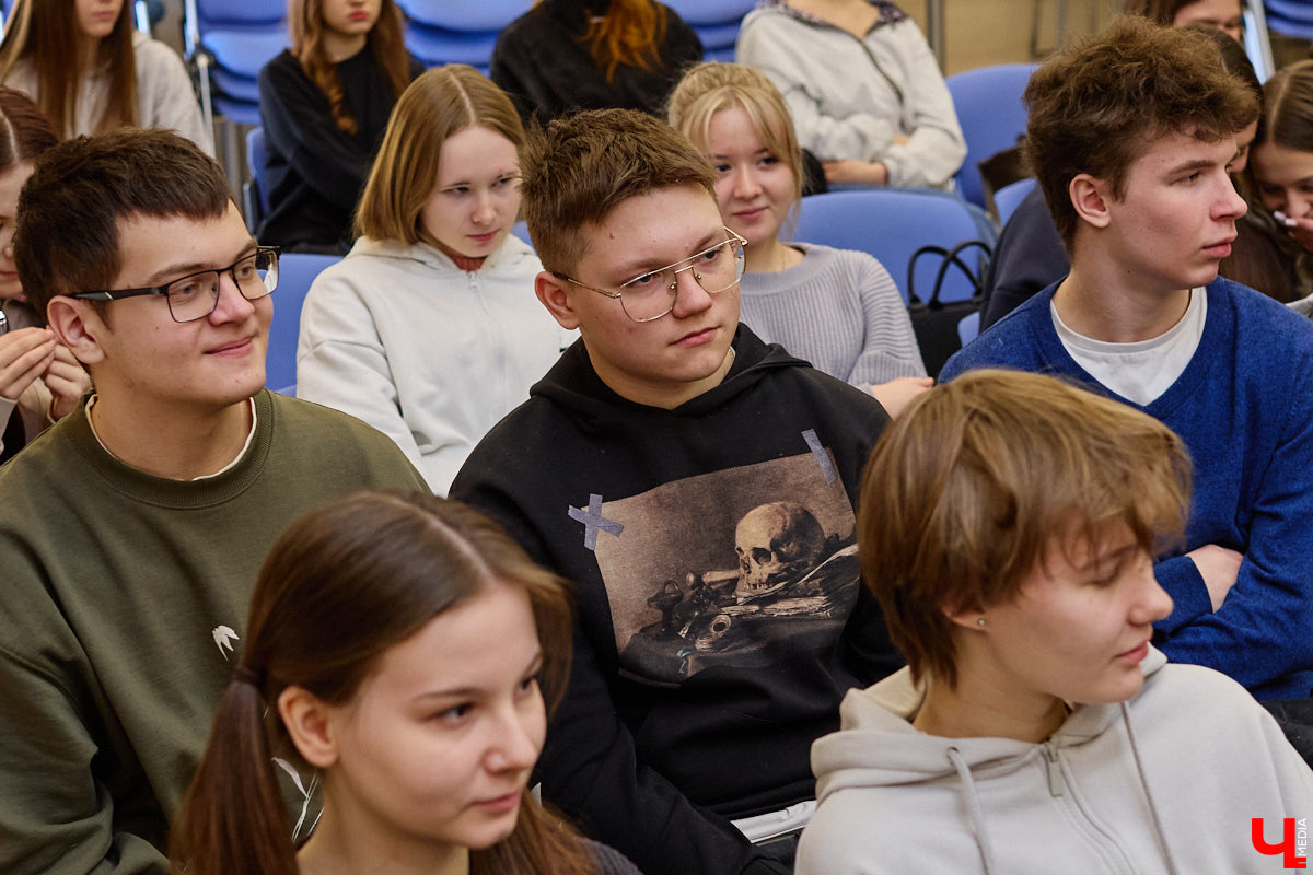 День науки — отличный повод узнать что-то новое. Специалисты компании «Дау Изолан» не остались в стороне и в стенах областной научной библиотеки на Дзержинского наглядно показали тем, кому только предстоит выбрать свою профессию, как из обычных компонентов рождаются полиуретаны — удивительные материалы с уникальными свойствами. 