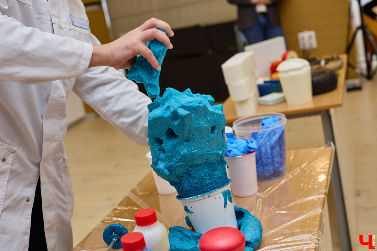 День науки — отличный повод узнать что-то новое. Специалисты компании «Дау Изолан» не остались в стороне и в стенах областной научной библиотеки на Дзержинского наглядно показали тем, кому только предстоит выбрать свою профессию, как из обычных компонентов рождаются полиуретаны — удивительные материалы с уникальными свойствами. 