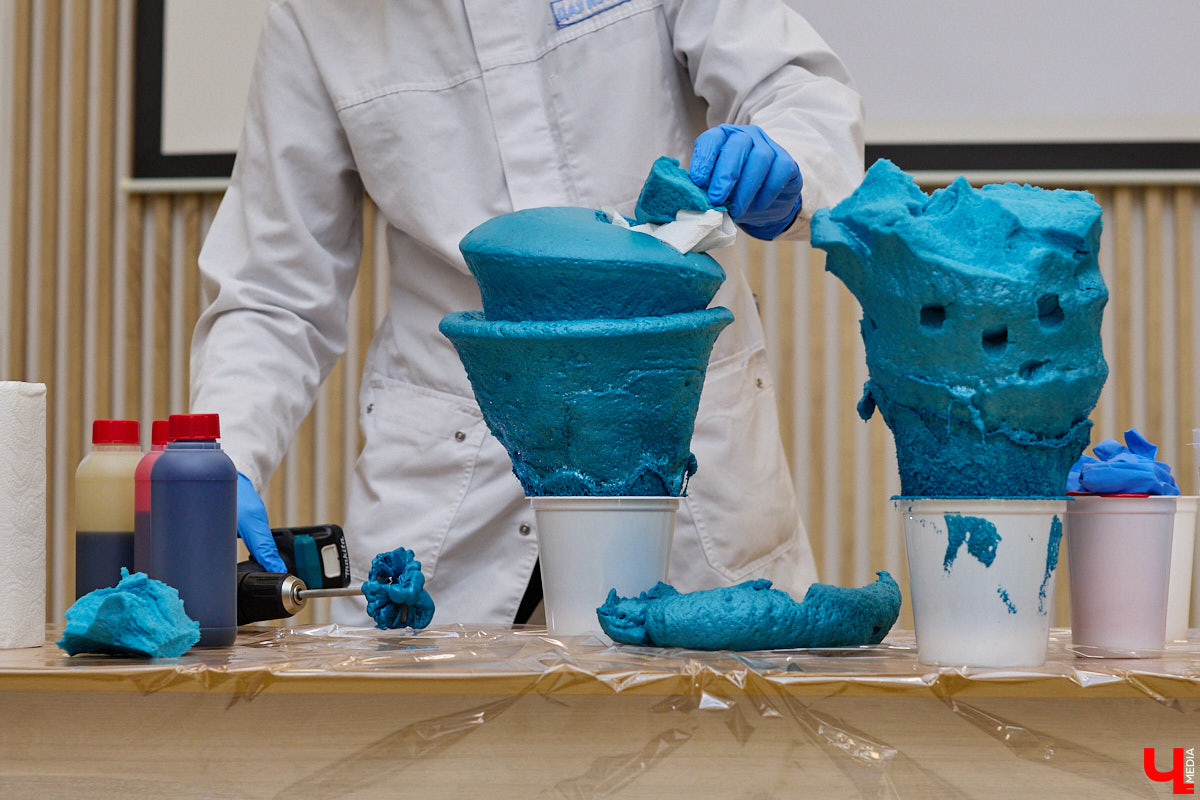 День науки — отличный повод узнать что-то новое. Специалисты компании «Дау Изолан» не остались в стороне и в стенах областной научной библиотеки на Дзержинского наглядно показали тем, кому только предстоит выбрать свою профессию, как из обычных компонентов рождаются полиуретаны — удивительные материалы с уникальными свойствами. 