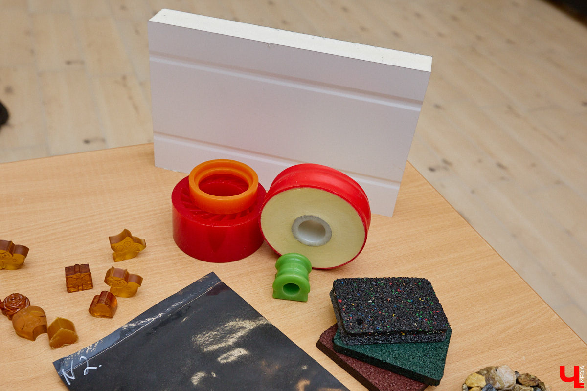 День науки — отличный повод узнать что-то новое. Специалисты компании «Дау Изолан» не остались в стороне и в стенах областной научной библиотеки на Дзержинского наглядно показали тем, кому только предстоит выбрать свою профессию, как из обычных компонентов рождаются полиуретаны — удивительные материалы с уникальными свойствами. 