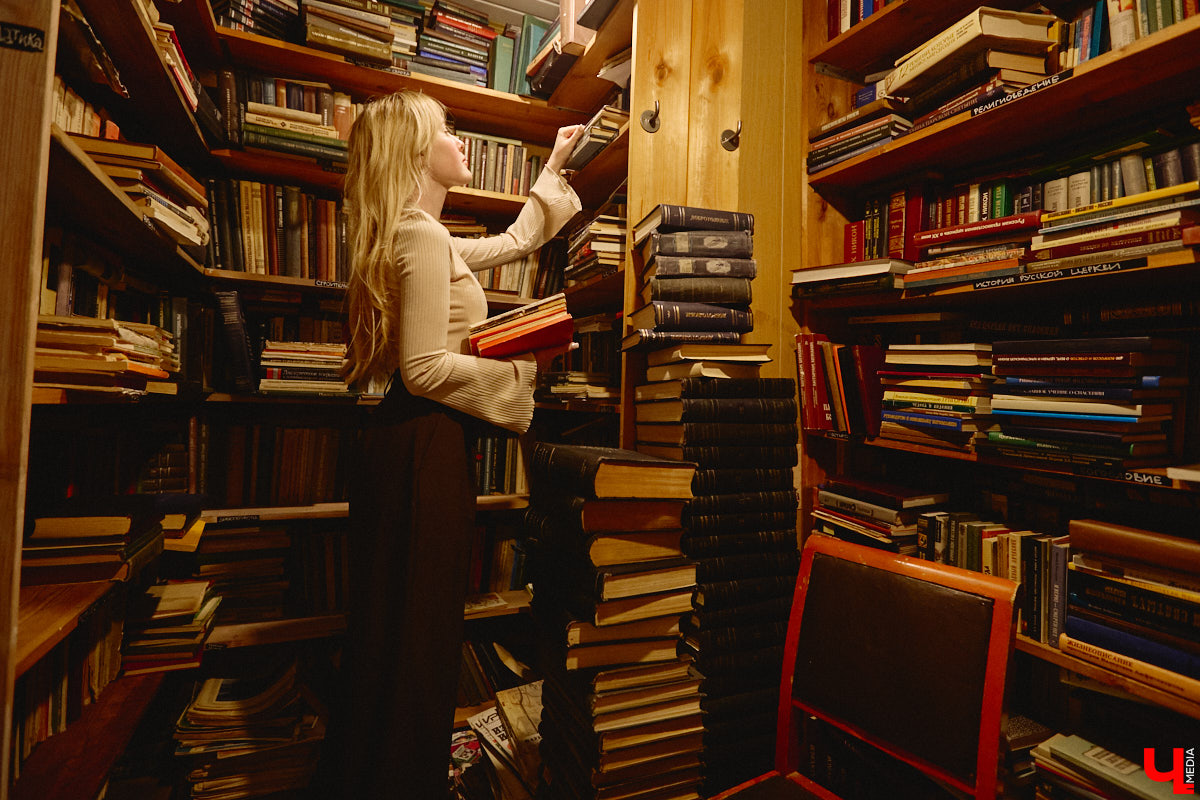 Не забыли, какой завтра праздник? А их сразу два! 14 февраля — это не только время влюбленных, но и День книгодарения. Что, если объединить их, ведь сама литература, оказывается, прекрасно скрепляет сердца. Подтверждение тому романтичная история Никиты Шмелева и Юлии Захаровой, которые разделяют страсть к чтению на двоих. «Ключ-Медиа» пообщался с ребятами в окружении печатных страниц.