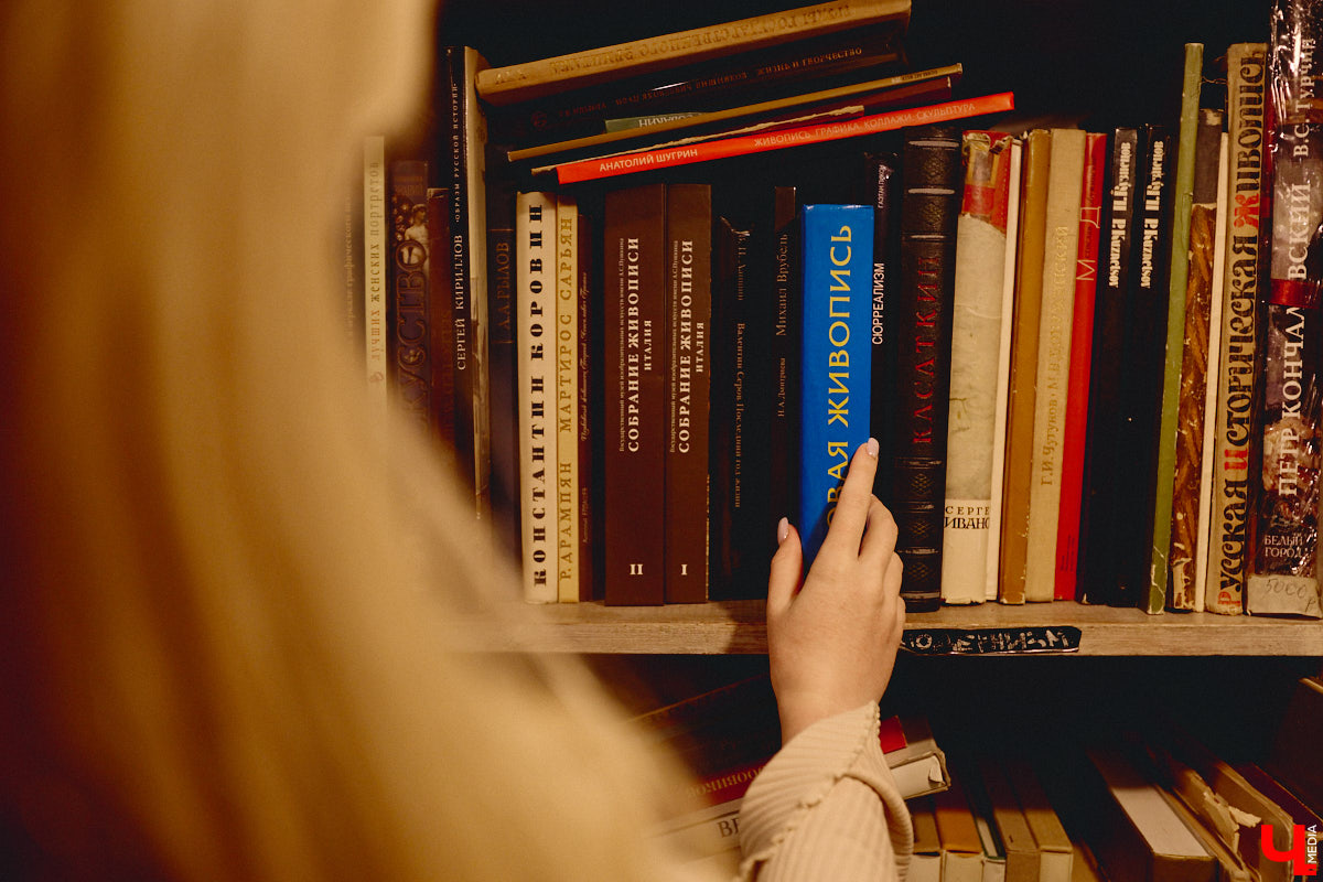 Не забыли, какой завтра праздник? А их сразу два! 14 февраля — это не только время влюбленных, но и День книгодарения. Что, если объединить их, ведь сама литература, оказывается, прекрасно скрепляет сердца. Подтверждение тому романтичная история Никиты Шмелева и Юлии Захаровой, которые разделяют страсть к чтению на двоих. «Ключ-Медиа» пообщался с ребятами в окружении печатных страниц.