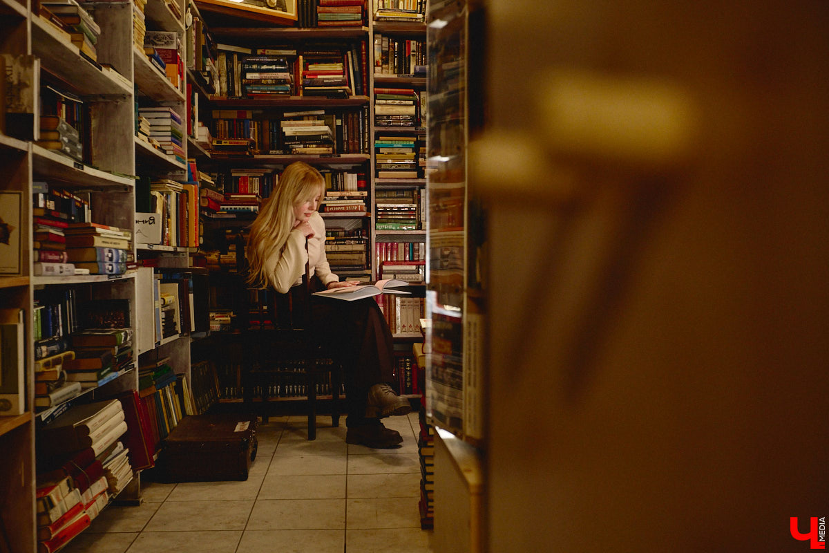 Не забыли, какой завтра праздник? А их сразу два! 14 февраля — это не только время влюбленных, но и День книгодарения. Что, если объединить их, ведь сама литература, оказывается, прекрасно скрепляет сердца. Подтверждение тому романтичная история Никиты Шмелева и Юлии Захаровой, которые разделяют страсть к чтению на двоих. «Ключ-Медиа» пообщался с ребятами в окружении печатных страниц.