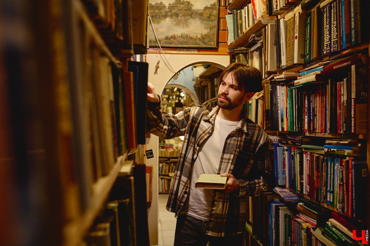 Не забыли, какой завтра праздник? А их сразу два! 14 февраля — это не только время влюбленных, но и День книгодарения. Что, если объединить их, ведь сама литература, оказывается, прекрасно скрепляет сердца. Подтверждение тому романтичная история Никиты Шмелева и Юлии Захаровой, которые разделяют страсть к чтению на двоих. «Ключ-Медиа» пообщался с ребятами в окружении печатных страниц.