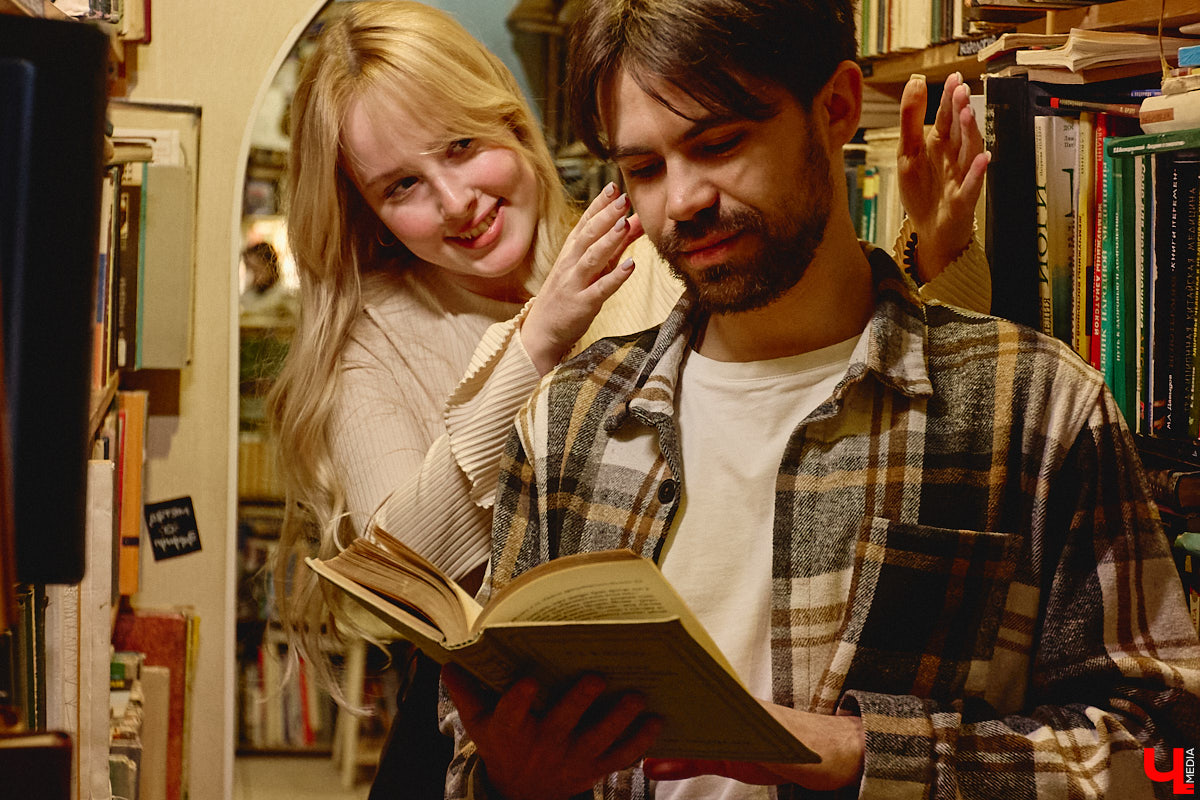 Не забыли, какой завтра праздник? А их сразу два! 14 февраля — это не только время влюбленных, но и День книгодарения. Что, если объединить их, ведь сама литература, оказывается, прекрасно скрепляет сердца. Подтверждение тому романтичная история Никиты Шмелева и Юлии Захаровой, которые разделяют страсть к чтению на двоих. «Ключ-Медиа» пообщался с ребятами в окружении печатных страниц.