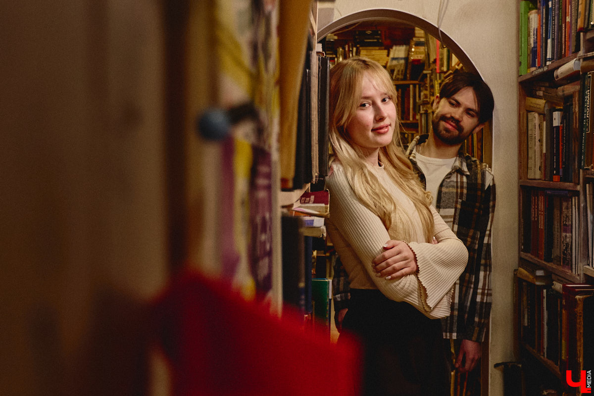 Не забыли, какой завтра праздник? А их сразу два! 14 февраля — это не только время влюбленных, но и День книгодарения. Что, если объединить их, ведь сама литература, оказывается, прекрасно скрепляет сердца. Подтверждение тому романтичная история Никиты Шмелева и Юлии Захаровой, которые разделяют страсть к чтению на двоих. «Ключ-Медиа» пообщался с ребятами в окружении печатных страниц.