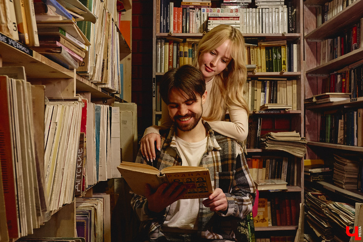 Не забыли, какой завтра праздник? А их сразу два! 14 февраля — это не только время влюбленных, но и День книгодарения. Что, если объединить их, ведь сама литература, оказывается, прекрасно скрепляет сердца. Подтверждение тому романтичная история Никиты Шмелева и Юлии Захаровой, которые разделяют страсть к чтению на двоих. «Ключ-Медиа» пообщался с ребятами в окружении печатных страниц.