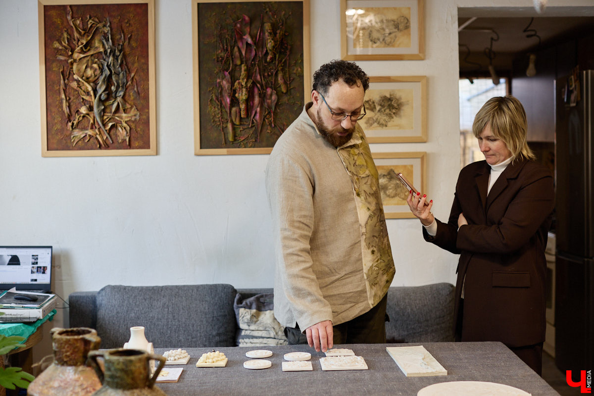 Владимирский реставратор Алексей Нарышкин создает из гипса точные копии белокаменных барельефов, например, Дмитриевского собора. В его коллекции есть улыбающийся лев, грифон и Александр Македонский, словно сошедшие с фасада шедевра мировой архитектуры. Чтобы их воплотить в гипсе, художник несколько месяцев экспериментировал с ингредиентами. И в результате нашел свой секретный компонент. «Ключ-Медиа» побывал в мастерской и узнал все подробности.