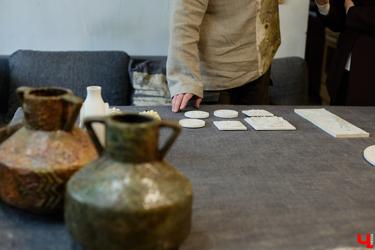 Владимирский реставратор Алексей Нарышкин создает из гипса точные копии белокаменных барельефов, например, Дмитриевского собора. В его коллекции есть улыбающийся лев, грифон и Александр Македонский, словно сошедшие с фасада шедевра мировой архитектуры. Чтобы их воплотить в гипсе, художник несколько месяцев экспериментировал с ингредиентами. И в результате нашел свой секретный компонент. «Ключ-Медиа» побывал в мастерской и узнал все подробности.