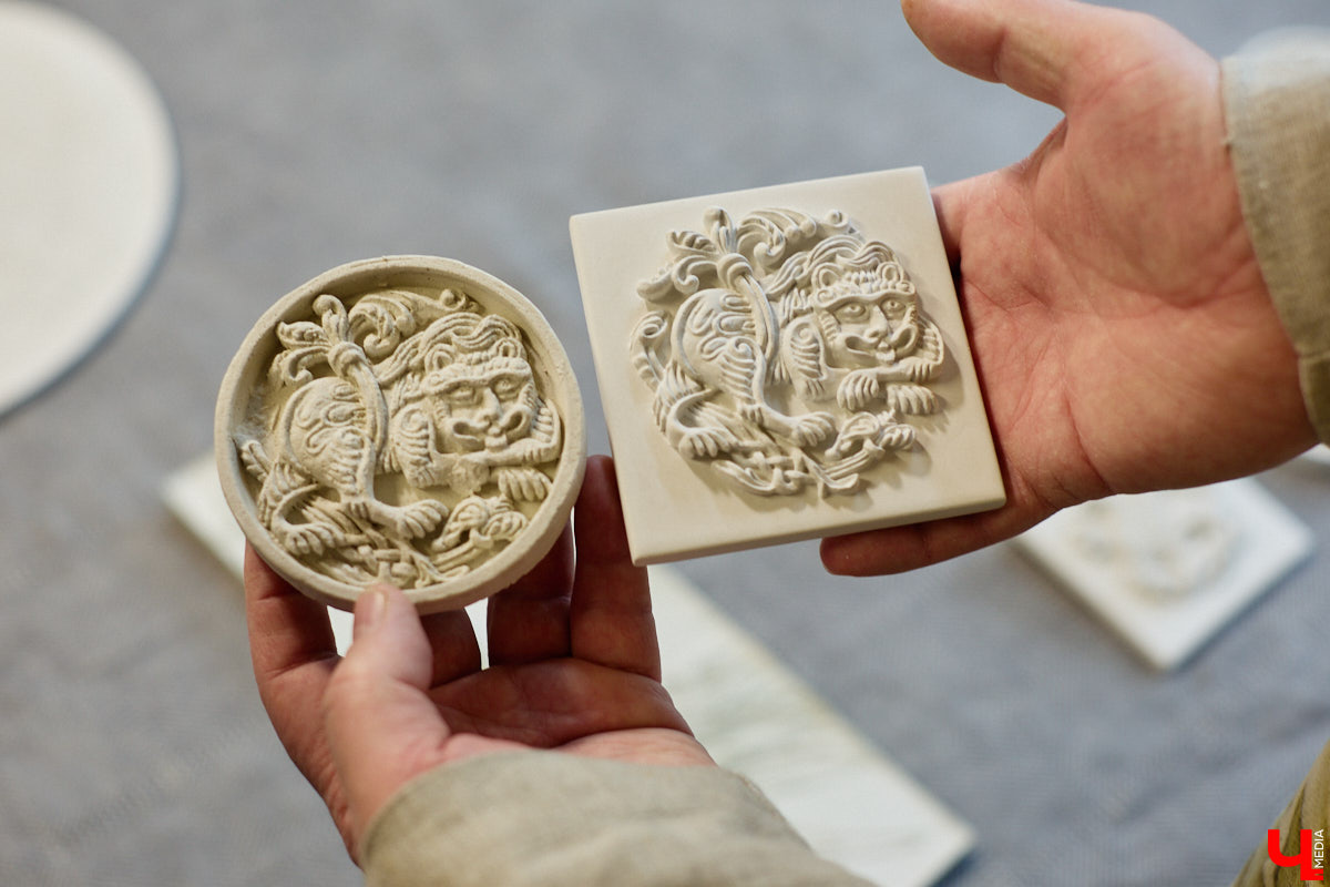 Владимирский реставратор Алексей Нарышкин создает из гипса точные копии белокаменных барельефов, например, Дмитриевского собора. В его коллекции есть улыбающийся лев, грифон и Александр Македонский, словно сошедшие с фасада шедевра мировой архитектуры. Чтобы их воплотить в гипсе, художник несколько месяцев экспериментировал с ингредиентами. И в результате нашел свой секретный компонент. «Ключ-Медиа» побывал в мастерской и узнал все подробности.