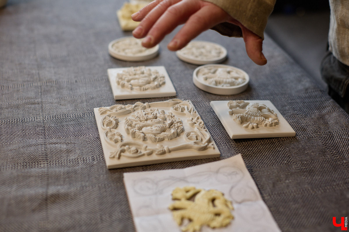 Владимирский реставратор Алексей Нарышкин создает из гипса точные копии белокаменных барельефов, например, Дмитриевского собора. В его коллекции есть улыбающийся лев, грифон и Александр Македонский, словно сошедшие с фасада шедевра мировой архитектуры. Чтобы их воплотить в гипсе, художник несколько месяцев экспериментировал с ингредиентами. И в результате нашел свой секретный компонент. «Ключ-Медиа» побывал в мастерской и узнал все подробности.