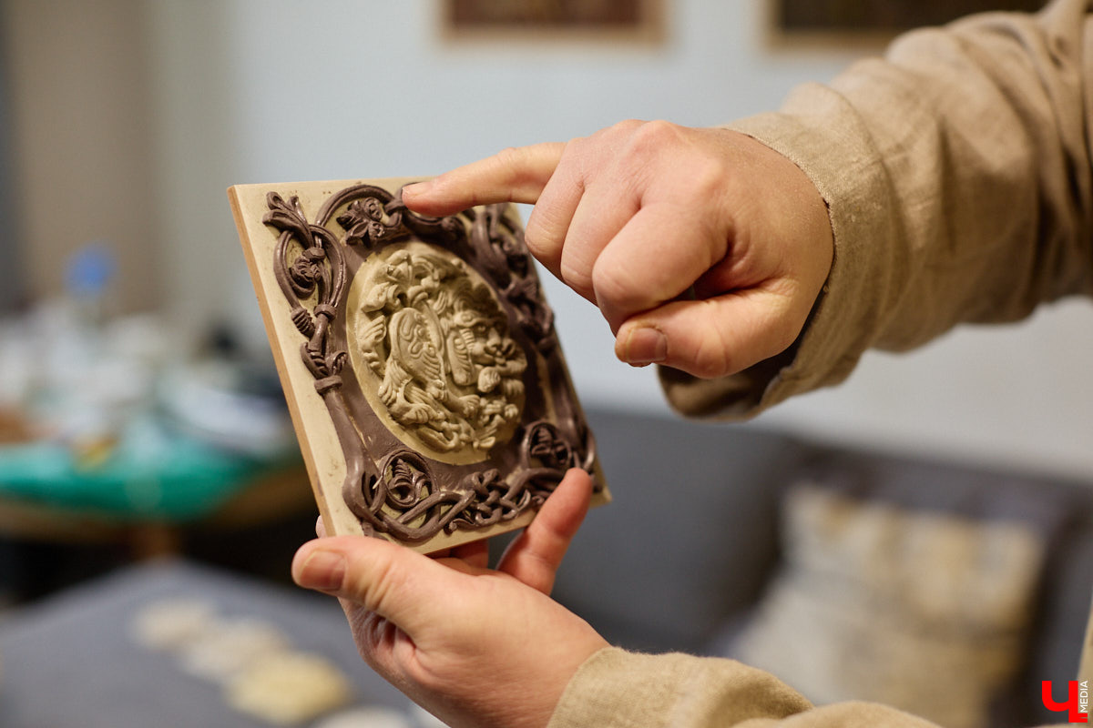 Владимирский реставратор Алексей Нарышкин создает из гипса точные копии белокаменных барельефов, например, Дмитриевского собора. В его коллекции есть улыбающийся лев, грифон и Александр Македонский, словно сошедшие с фасада шедевра мировой архитектуры. Чтобы их воплотить в гипсе, художник несколько месяцев экспериментировал с ингредиентами. И в результате нашел свой секретный компонент. «Ключ-Медиа» побывал в мастерской и узнал все подробности.